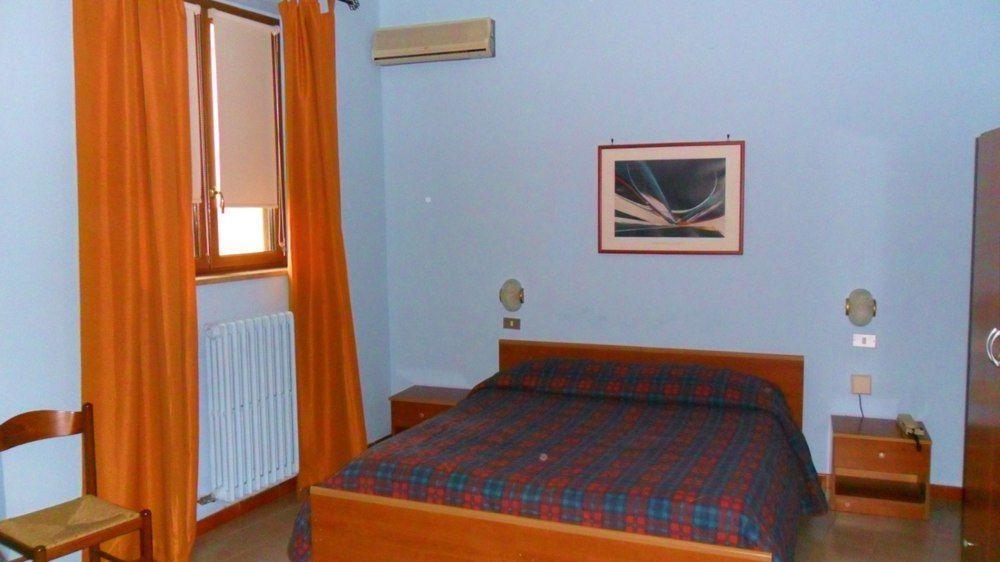 Hotel Mediterraneo Джовинаццо Экстерьер фото